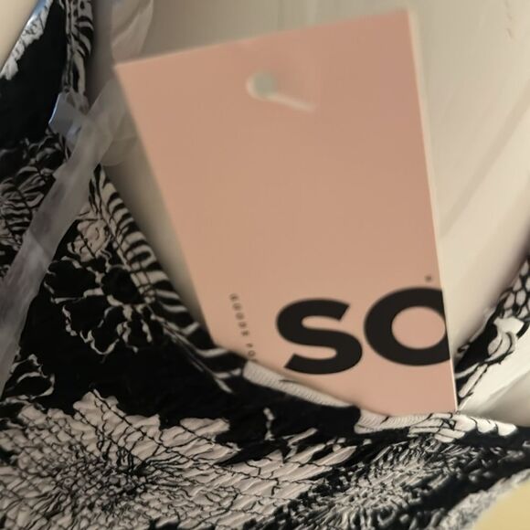 SO FLORAL black & white  stretch ruffle top - Picture 5 of 6